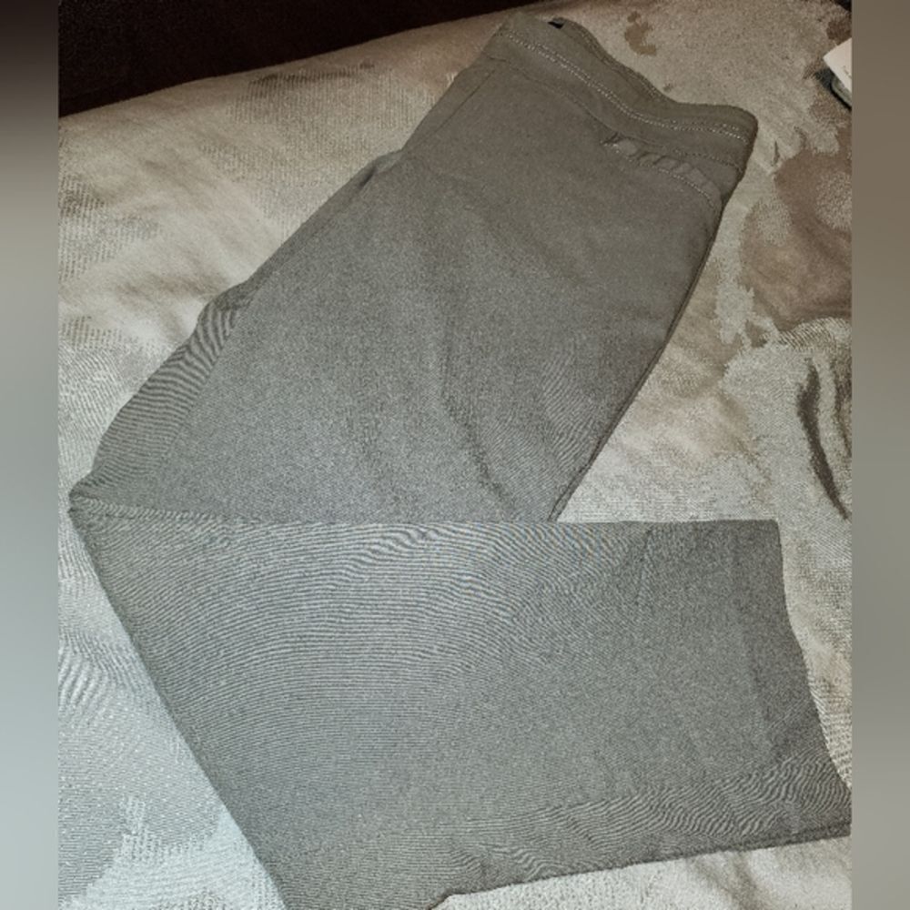 Apt. 9 Gray Chic Lightweight Pullon Brynn Stretch Capris. Comfy Like New